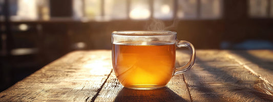 Taza de infusión caliente sobre una mesa de madera en una mañana de invierno